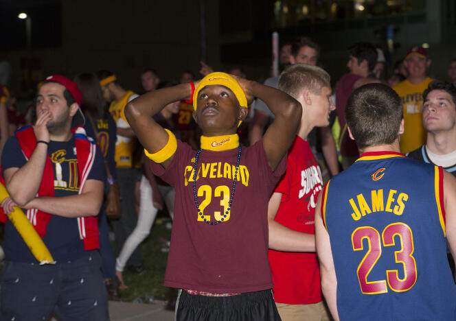 Des supporteurs des Cavaliers après la défaite lors du sixième match de la finale NBA, le 16 juin.