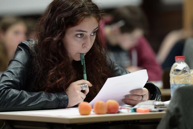 Une étudiante passe l'épreuve de philosophie du bac au lycée Fustel de Coulanges de Strasbourg, en juin 2015.