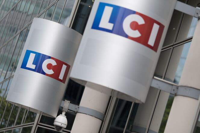 Le logo de la chaîne d'information LCI à l'entrée du siège de TF1 à Boulogne-Billancourt en juillet 2014.