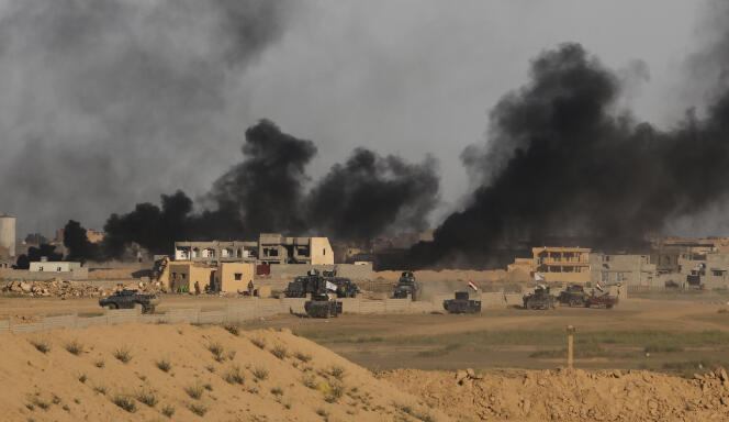 Pendant des combats entre l'Etat islamique et les forces irakiennes, à Tikrit, en mars 2015.