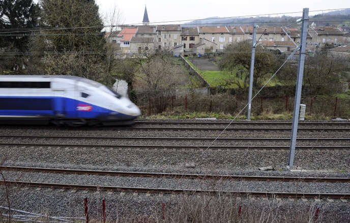Un TGV passant près de Vandières (Meurthe-et-Moselle), le 22 janvier 2015.
