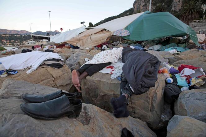 Des migrants dorment dans un campement installé sur une plage, entre Vintimille et Menton.