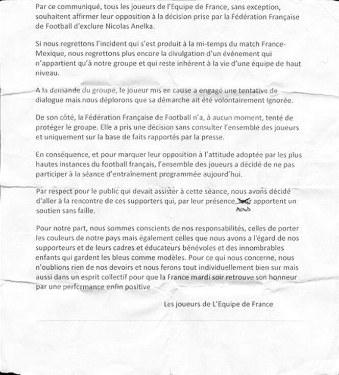 Le communiqué des joueurs lu par Raymond Domenech le 20 juin 2010 devant les journalistes à Knysna.