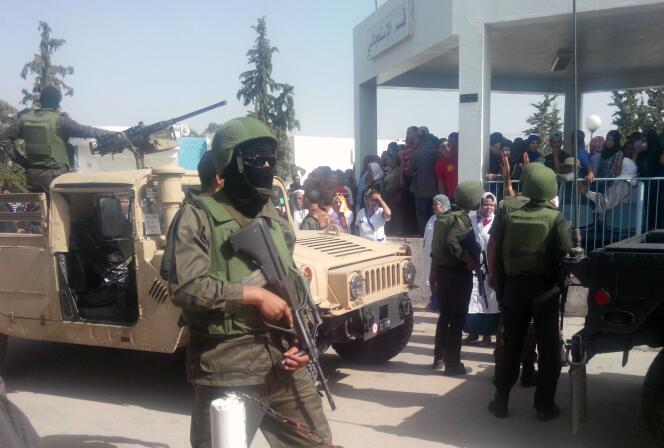 Aux abords de l’hôpital de Sidi Bouzid, le 15 juin, après une attaque contre la garde nationale tunisienne.