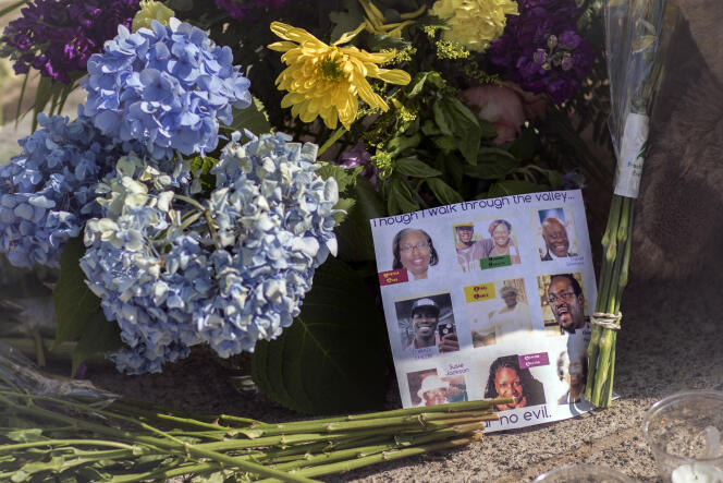 Des fleurs et des messages laissés à proximité de l'église Emanuel AME à Charleston (Caroline du Sud), théâtre d'une fusillade le 17 juin