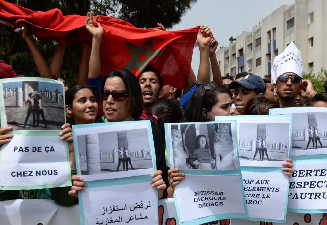 Manifestation le 4 juin à Rabat devant l'ambassade de France pour dénoncer l'intervention de deux Femen françaises en faveur de la légalisation de l'homosexualité au Maroc.