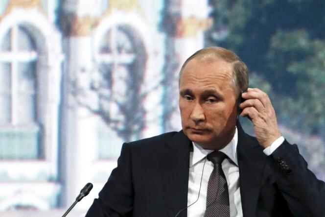 Renforcées en septembre 2014, ces sanctions ont contribué aux difficultés de l'économie russe, mais sans infléchir l'attitude du président Vladimir Poutine — ici le 19 juin à Saint-Pétersbourg.