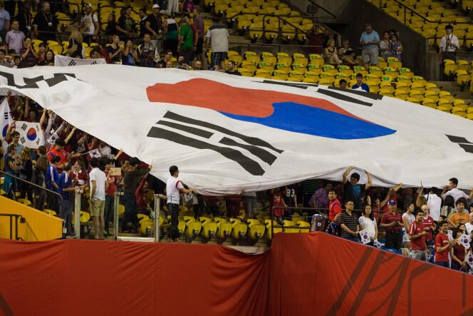 Les courageux supporteurs sud-coréens ont déployé un grand drapeau avant le match face à la France dimanche à Montréal.