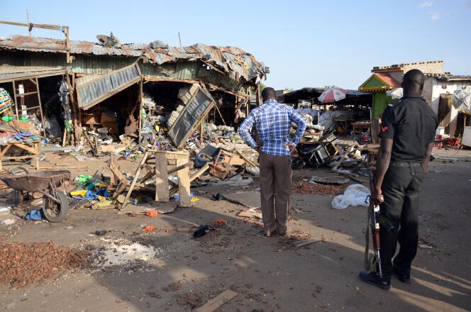 Les stands du marché de Maiduguri, au Nigeria, après l'attaque suicide d'une jeune fille qui a fait au moins 20 morts le 22 juin 2015.