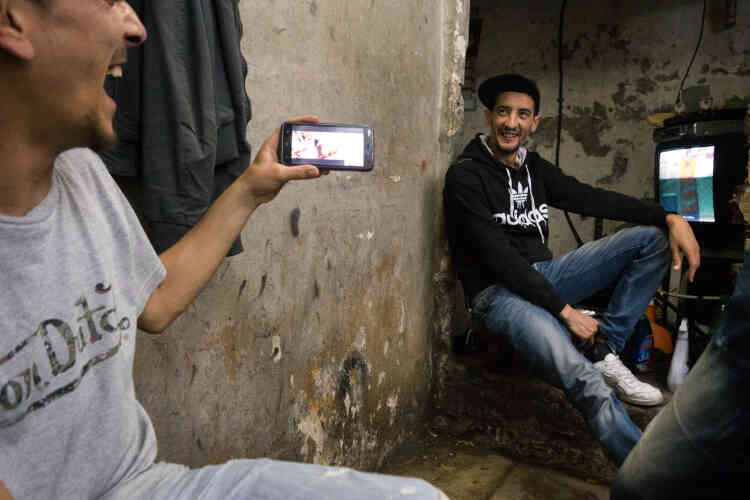 Mohaad, Walid, Abdelak, Cheb Rachid ont l'habitude de se retrouver dans le garage de Salim, 29 ans, passionné de tunning. On commente les matchs de la veille, on blague sur l'actualité de Facebook et on partage du café et des cigarettes. Un moment de détente.