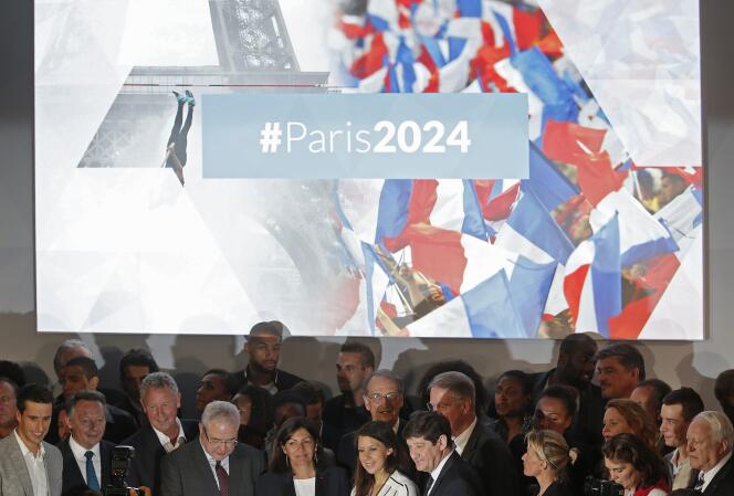 Anne Hidalgo et une centaine d'athlètes ont officialisé la candidature de Paris à l'organisation des JO de 2024 au siège du CNOSF, le 23 juin.