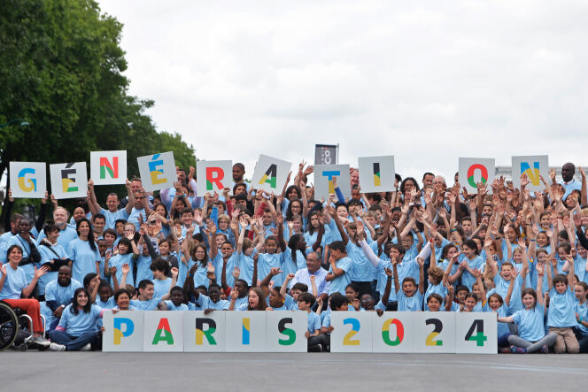 Des athlètes français et des enfants, d'écoles primaires et de collège, prennent la pose pour le lancement officiel de la campagne de Paris pour les Jeux Olympiques de 2024.
