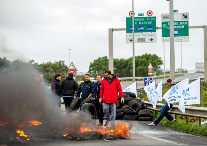 Un peu avant 10 heures, les CRS sont intervenus pour déloger les manifestants qui s'étaient assis sur les voies de l'autoroute A16. Des pneus et des palettes ont également été brûlés.