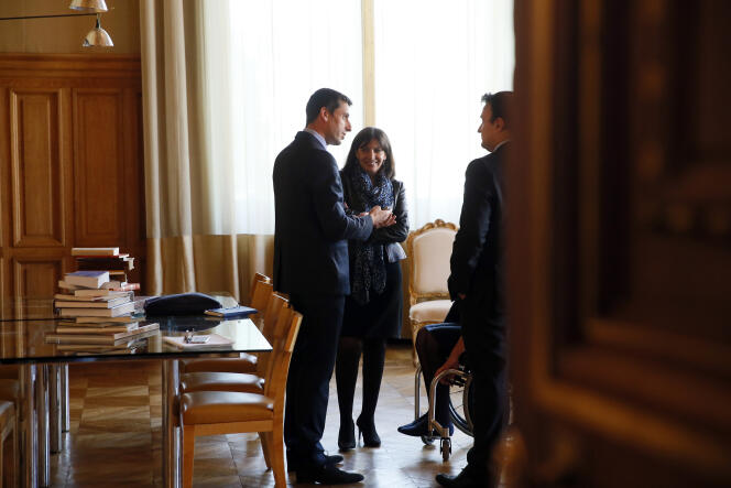 Anne Hidalgo s’entretient avec Tony Estanguet et Jean-François Martins, alors adjoint aux sports, à l’Hôtel de ville de Paris, en avril 2015.