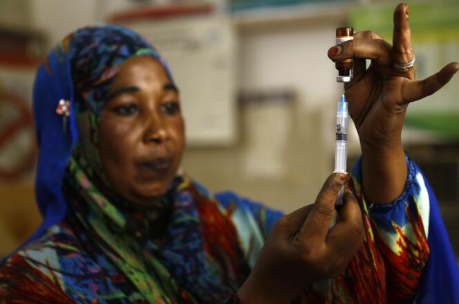 Une infirmière prépare un vaccin dans un centre médical près de Khartoum, au Soudan, le 22 juin.