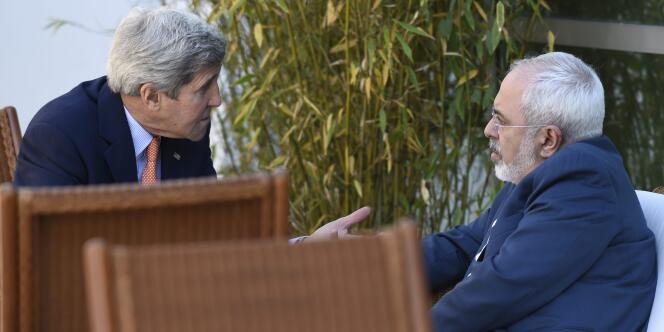 Le secrétaire d'Etat américain John Kerry et son homologue, le ministre des affaires étrangères iranien, Mohammad Javad Zarif, à Genève, le 30 mai 2015.