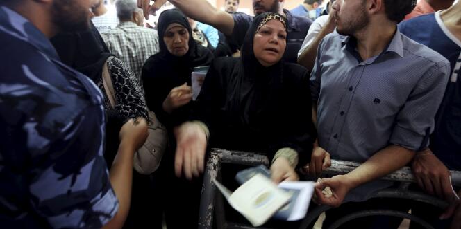 Point de passage de Rafah, côté Gaza, le 23 juin. Des personnes attendent l'enregistrement de leur nom avant de passer  en Egypte.