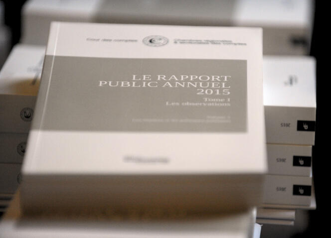 Le rapport annuel 2015 de la Cour des comptes lors de sa remise au gouvernement, le 11 février 2015 à Paris.