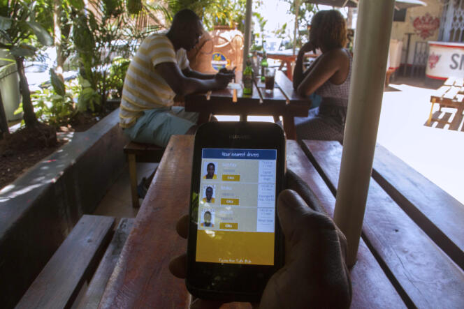 SafeBoda est utilisable depuis un smartphone, comme ici à Kampala en mars 2015.