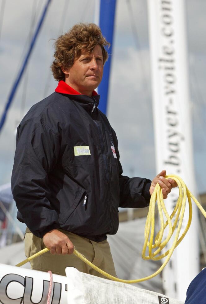 le navigateur franco-suisse Laurent Bourgnon (D) fait du matelotage sur son trimaran 