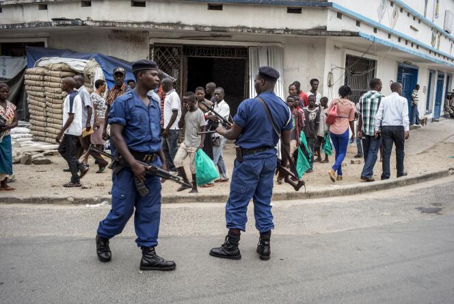 Les violences qui ont accompagné la contestation populaire ont fait au moins 70 morts, selon une ONG burundaise de défense des droits de l’homme. Et plus de 100 000 Burundais ont fui dans des pays voisins – Rwanda, République démocratique du Congo, Tanzanie – ce climat préélectoral délétère.