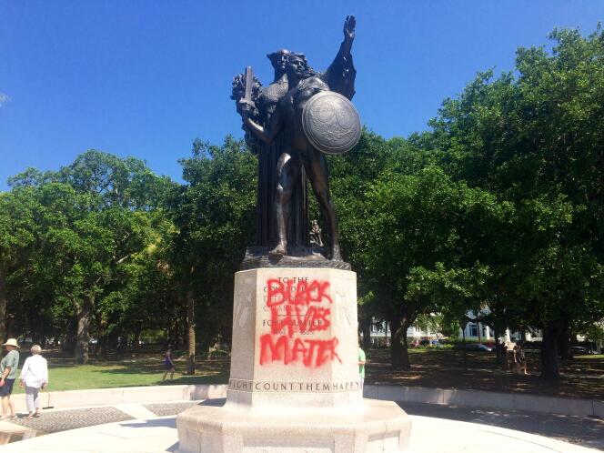 Ci-dessous, le socle d’une statue à la mémoire de la Confédération porte désormais l’inscription « Black lives matter » (« Les vies noires comptent »), le 21 juin, à Charleston.