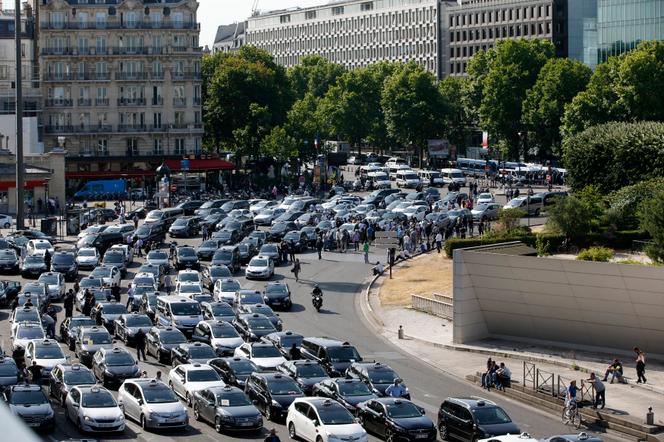 Manifestation de chauffeurs de taxi français, porte Maillot, à Paris, le 25 juin 2015.