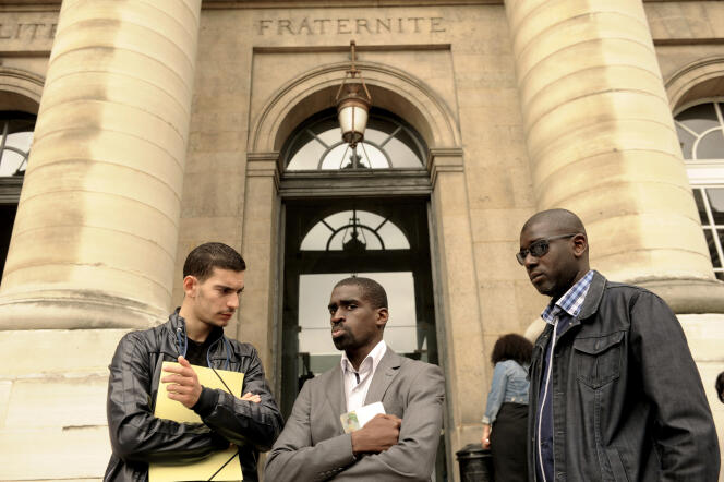 Trois des treize plaignants, devant le palais de justice de Paris, en juillet 2013.