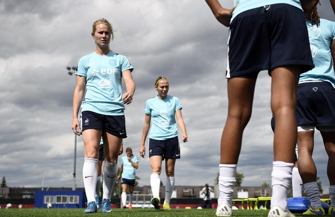 La milieu de terrain français Amandine Henry (à gauche) et la défenseuse Sabrina Delannoy (à droite) à Laval, au Canada, le 24 juin 2015, deux jours avant le quart de finale de la Coupe du monde féminine de la FIFA entre l’Allemagne et la France.