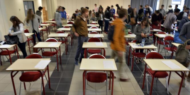 Des élèves dans une salle d’examen.