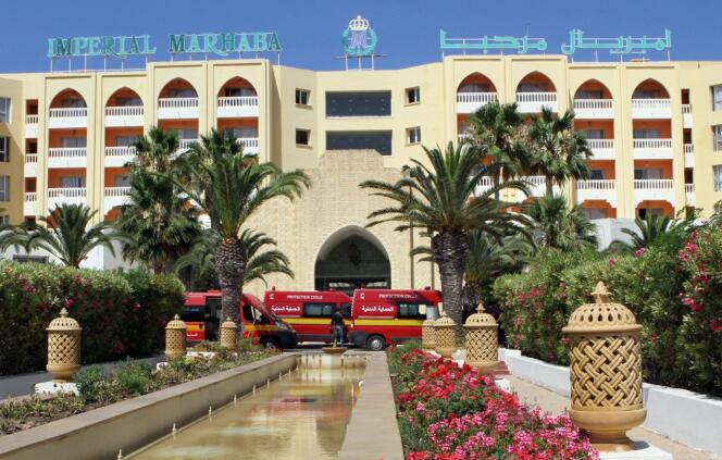 Devant l'hôtel Impérial Marhaba, près de Sousse, en Tunisie, où un homme a ouvert le feu et tué au moins 28 personnes le 26 juin.