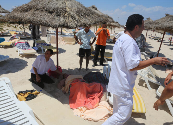 Un blessé est secouru sur la plage de l'hôtel Riu Imperial Marhaba, à El-Kantaoui, en Tunisie, après l'attaque qui a fait au moins 38 morts, vendredi 26 juin.