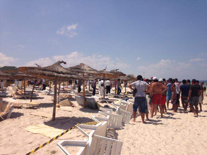 Sur la plage de Sousse, vendredi 26 juin, après l'attentat.