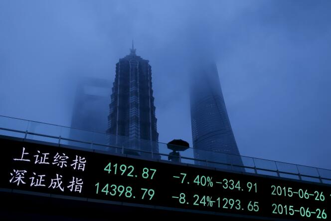 Un panneau indique les cours des indices des Bourses de Shanghaï et Shenzen.