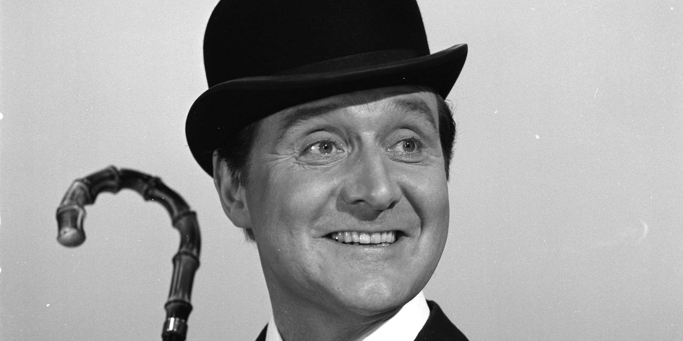 Photo Presse 1987 - Patrick MacNee - Chapeau Melon Et Bottes De Cuir - I179