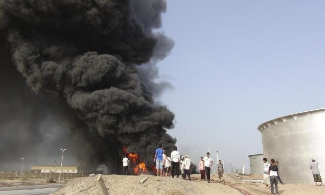 Incendie après des tirs de roquettes des rebelles chiites à Aden, au Yémen, le 27 juin.