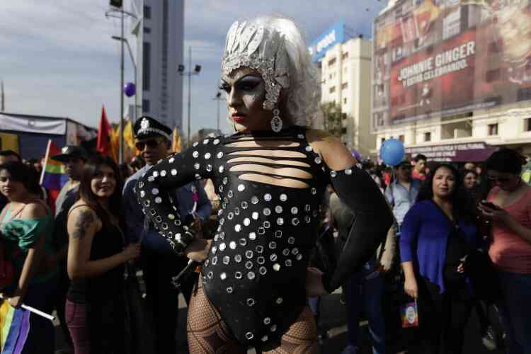A Santiago, au Chili, 50 000 manifestants ont défilé en musique et en dansant jusqu'au siège du gouvernement, pour "demander la création d'un ministère pour la diversité et le mariage égalitaire".