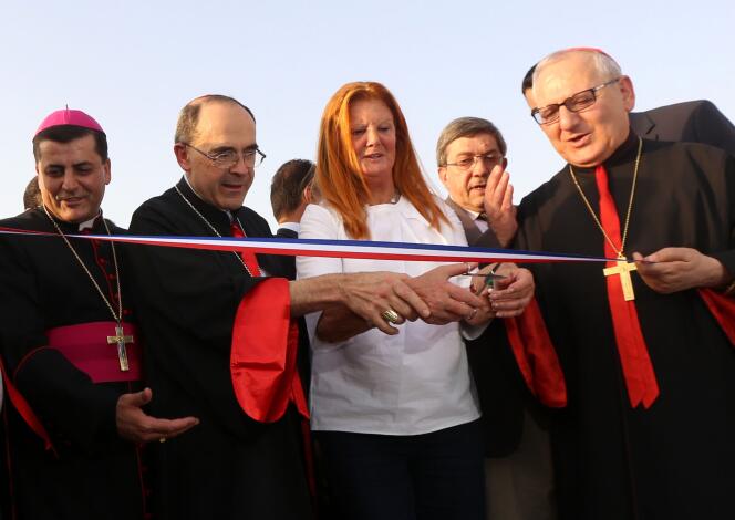 Le 28 juin, le patriarche Louis Sako (à droite) s'est rendu en Irak pour inaugurer l'école Saint-Irénée qui accueillera des enfants irakiens qui ont fui les violences de Mossoul.