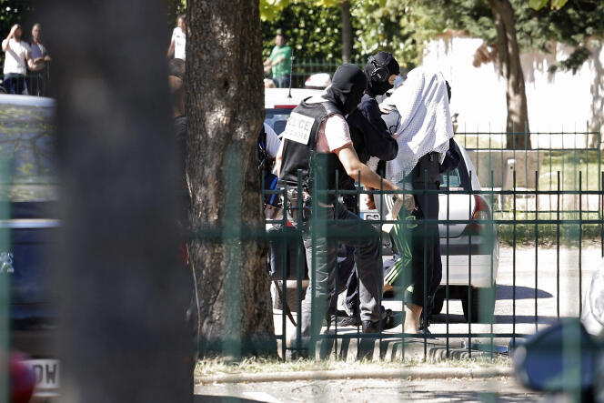 Yassine Salhi escorté par la police, dimanche, près de son domicile à Saint-Priest.