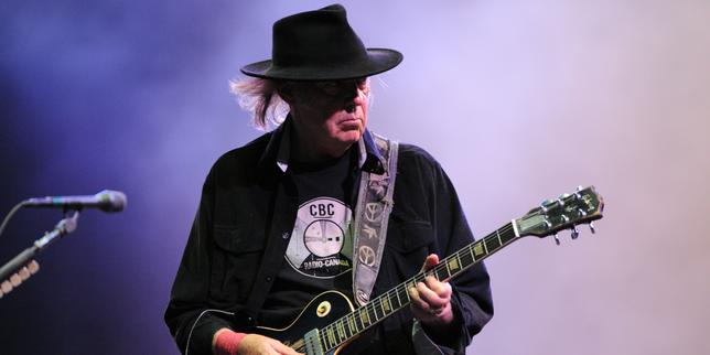 Neil Young demande la nationalité américaine pour pouvoir voter en 2020