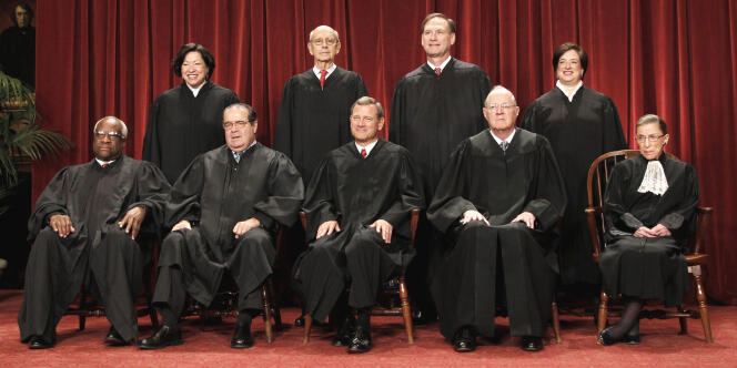La Cour suprême américaine et le juge Stephen Breyer (arrière plan, deuxième en partant de la gauche), en 2010.