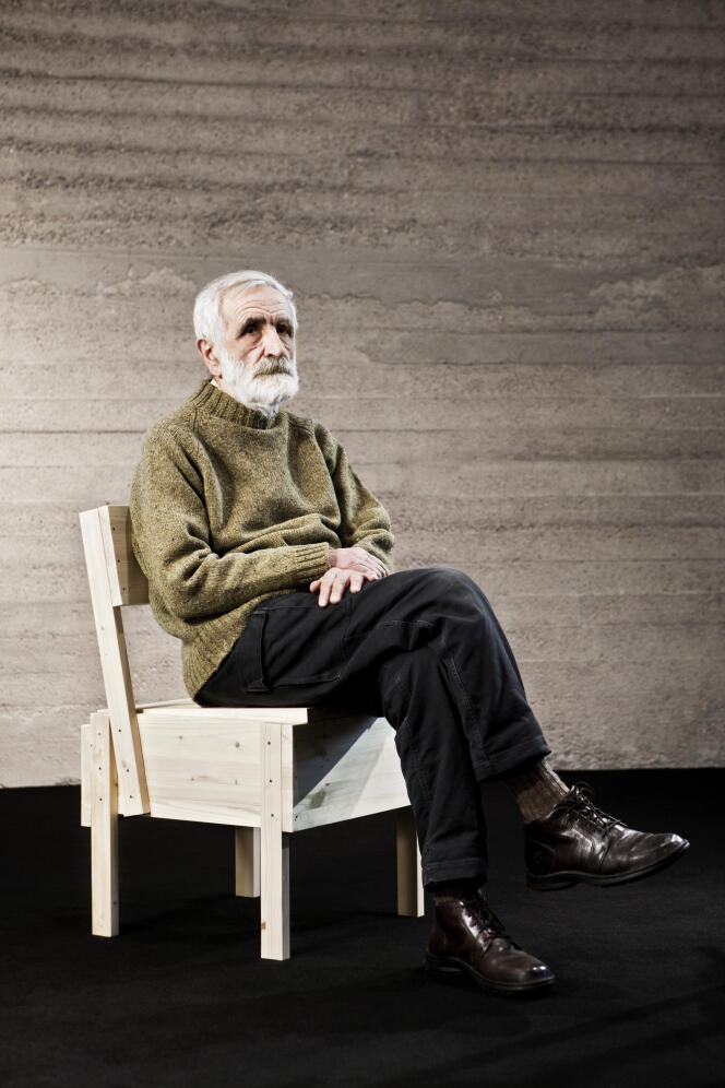 L'architecte italien Enzo Mari en 2010 sur sa chaise 