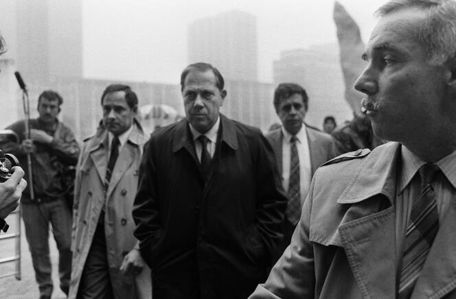 Charles Pasqua (au centre), alors Ministre de l'intérieur, se rend sur les lieux de l'attentat à la cafétéria du supermarché Casino de la Défense (Hauts-de-Seine) le 12 septembre 1986.