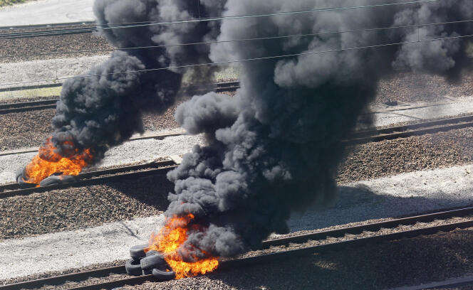Des pneus en flammes, sur les voies de l’Eurostar, le 30 juin.