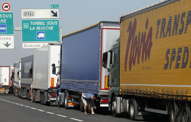 Des camions, à Calais, en 2015.