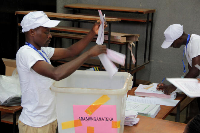 Dépouillement dans le district de Nyakabiga, lors des élections parlementaires et locales du 29 juin 2015.