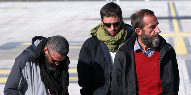 Les anciens otages français Marc Feret, Pierre Legrand et Daniel Larribe à leur arrivée à Paris le 30 octobre 2013. Employés par Areva au Niger, ils avaient été enlevés par Al-Qaida au Maghreb islamique (AQMI) en 2010.