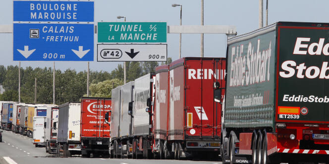 Des camions attendent à l’entrée du tunnel sous la Manche, le 30 juin.