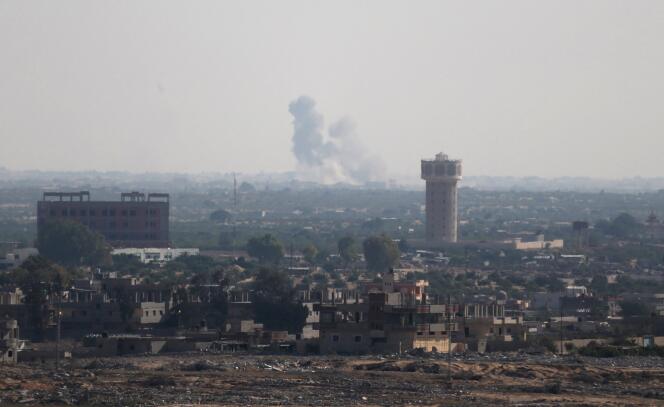 De la fumée s’élève dans le nord du Sinaï, en Egypte, vu depuis la frontière avec la bande de Gaza, le 1er juillet.