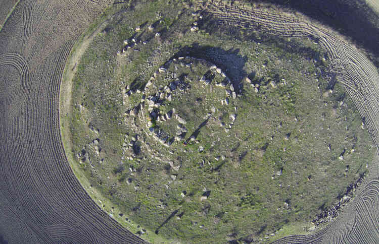 Nuraghe Santa Barbara, 151 mètres d’altitude, près de la commune de Ussaramanna. On remarque que les champs cultivés grignotent peu à peu le site archéologique et menacent sa destruction avant de pouvoir procéder aux fouilles.
